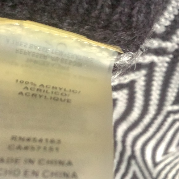 Patterned black and white wrap - Picture 5 of 7